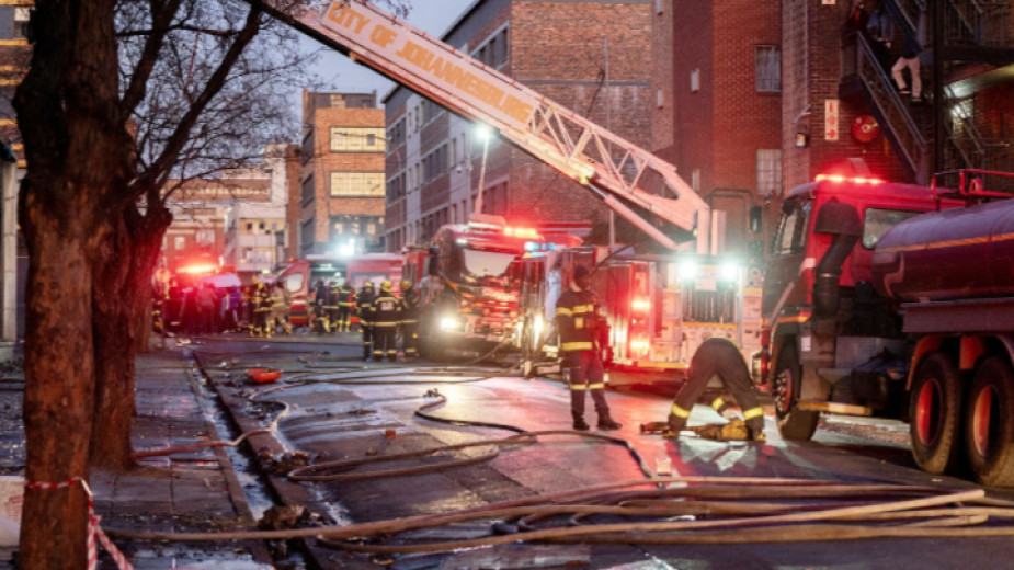 Най-малко 73-ма души изгубиха живота си в пожар в сграда