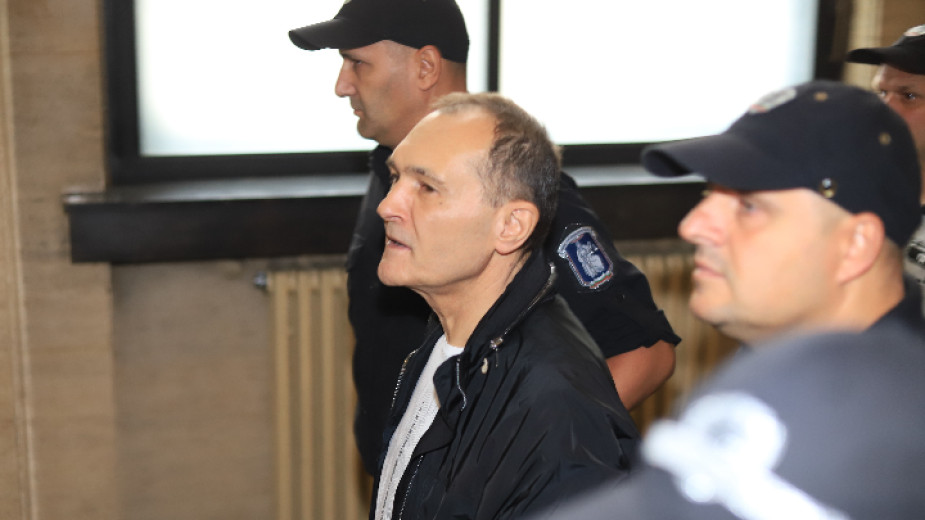 Окончателно - съдът освободи под домашен арест Васил Божков. Той