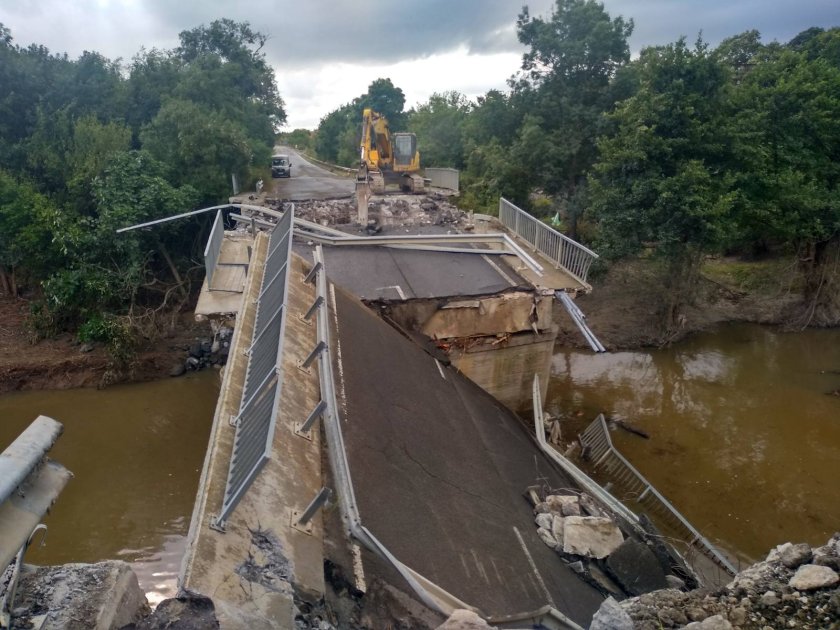 Разрушиха напълно моста на основния път между Царево и Ахтопол