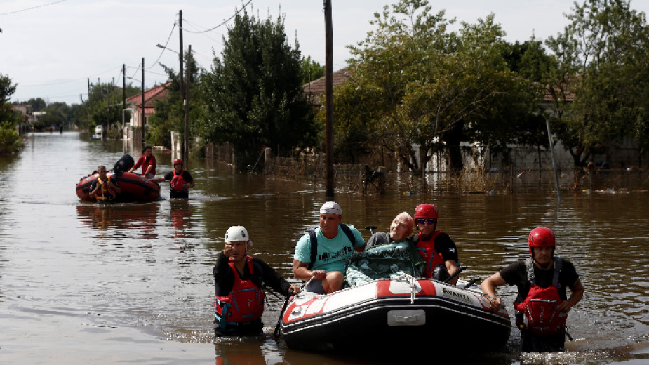 В Гърция издирват изчезнали хора в наводнените села на област