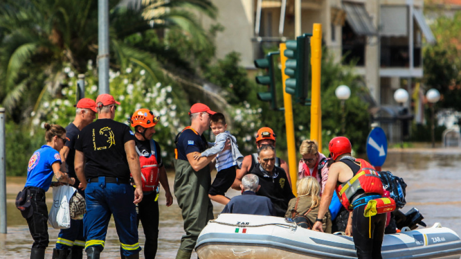Продължава спасителната операция в наводнените райони на Гърция Жертвите са