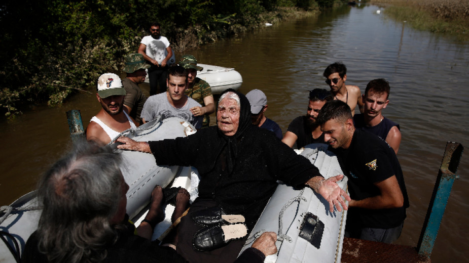 Жертвите на катастрофалните наводнения в Гърция станаха 14. Водата от