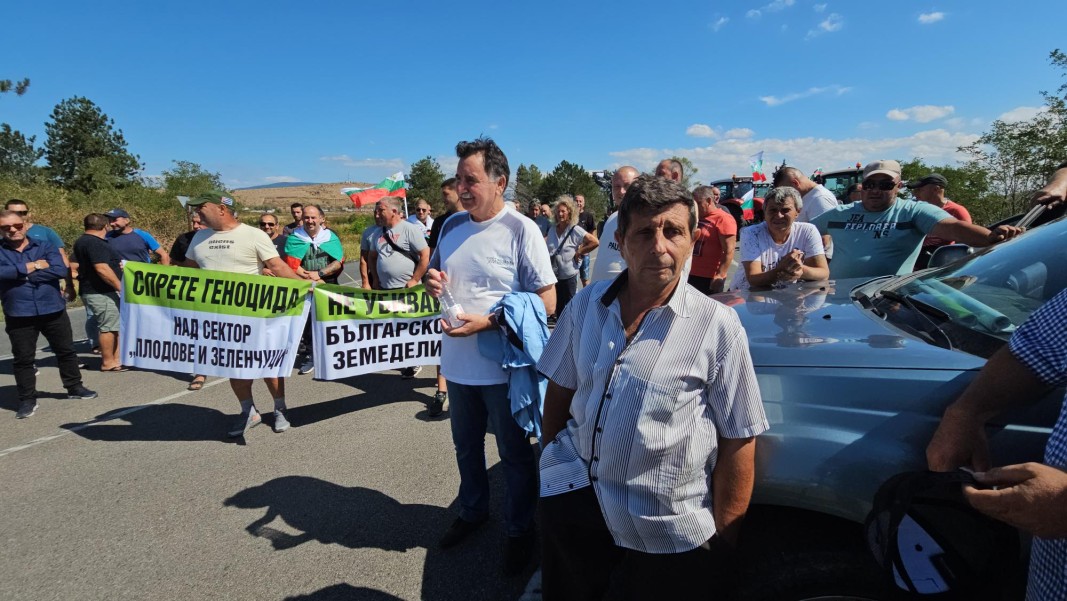 Земеделци започнаха блокади на редица важни пътни точки и гранични