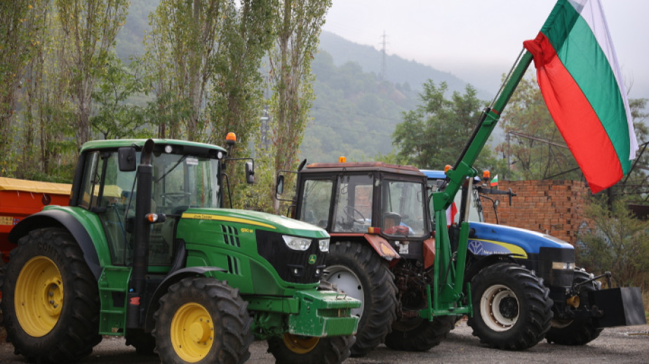 Земеделските производители които са се събрали край Долни Богров остават
