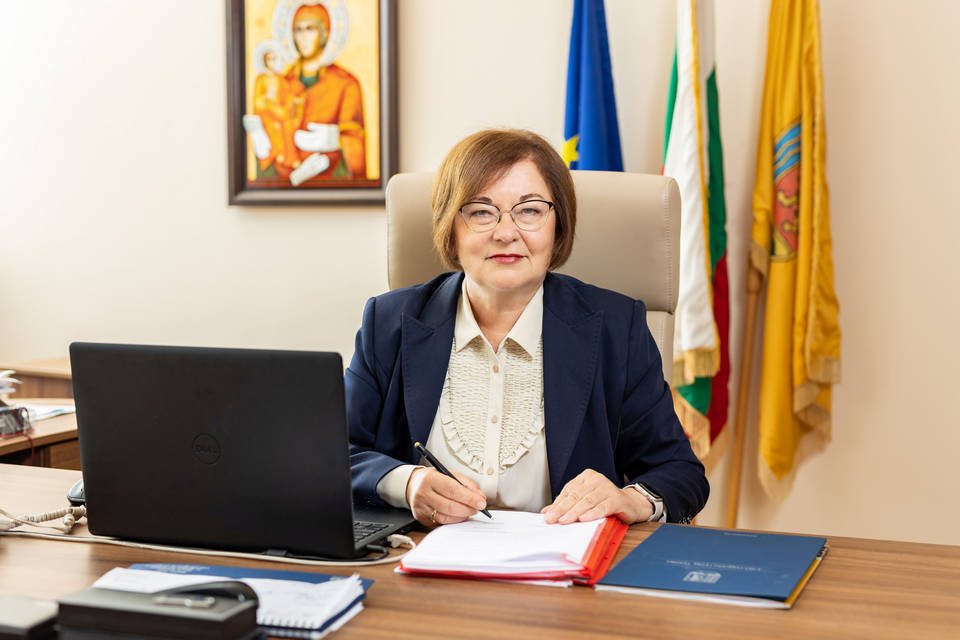 Донка Михайлова е завършила висше икономическо образование от ВФСИ Д.