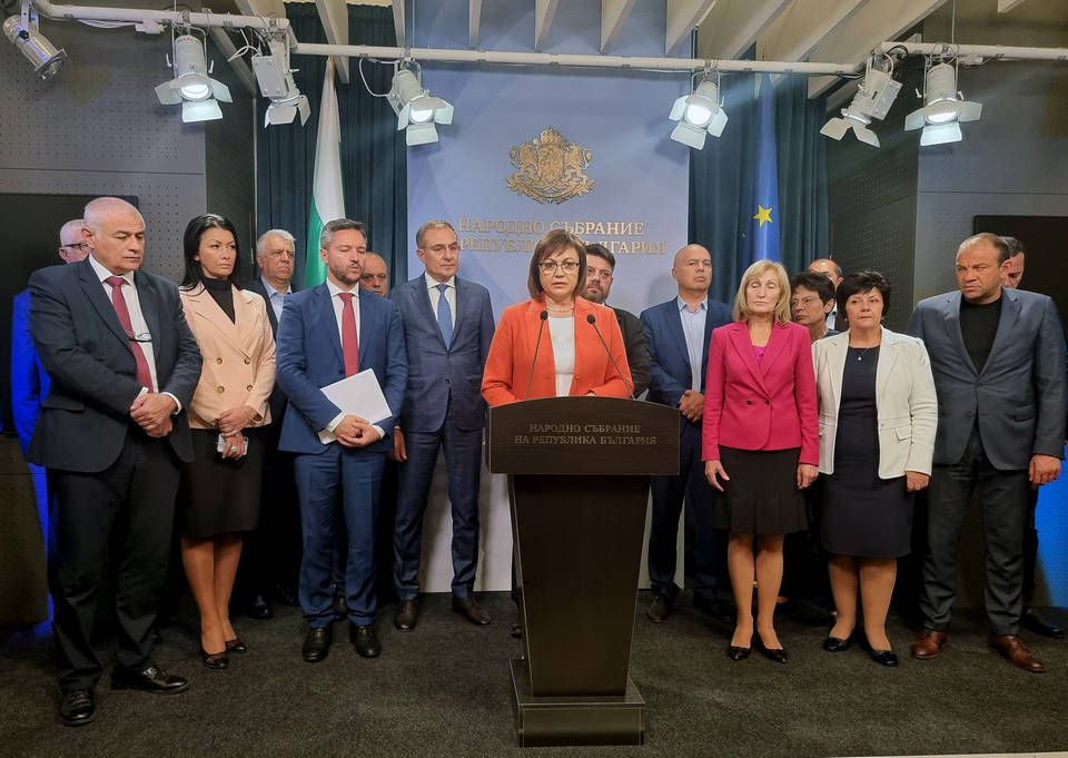 Депутатите от БСП за България напуснаха закритото заседание на НС