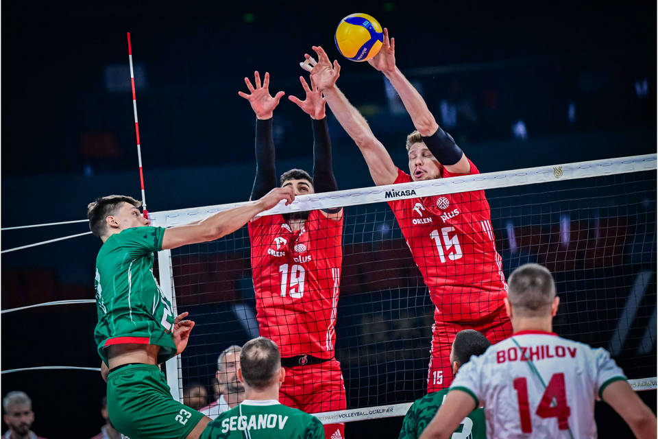 Българският национален отбор по волейбол се бори лъвски, но отстъпи