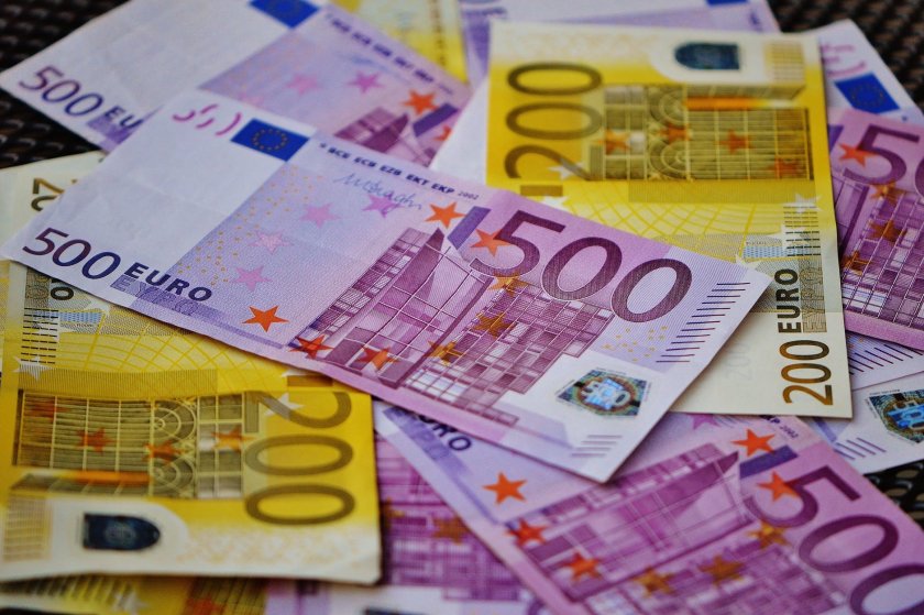 Фалшиви евробанкноти са засечени в Хасково съобщават от полицията Вчера на