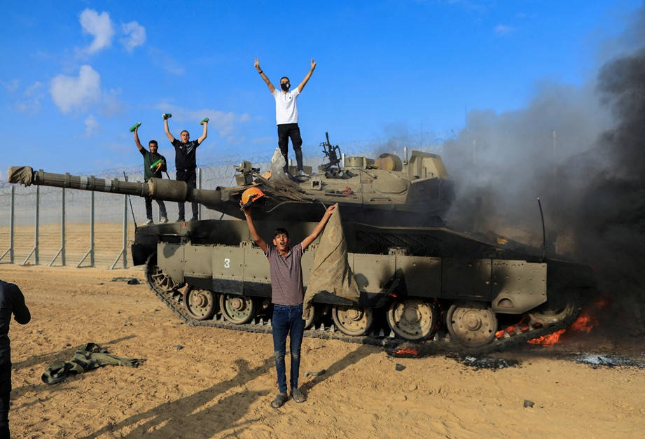 За нас изненадващата атака на Хамас е израелският Пърл Харбър