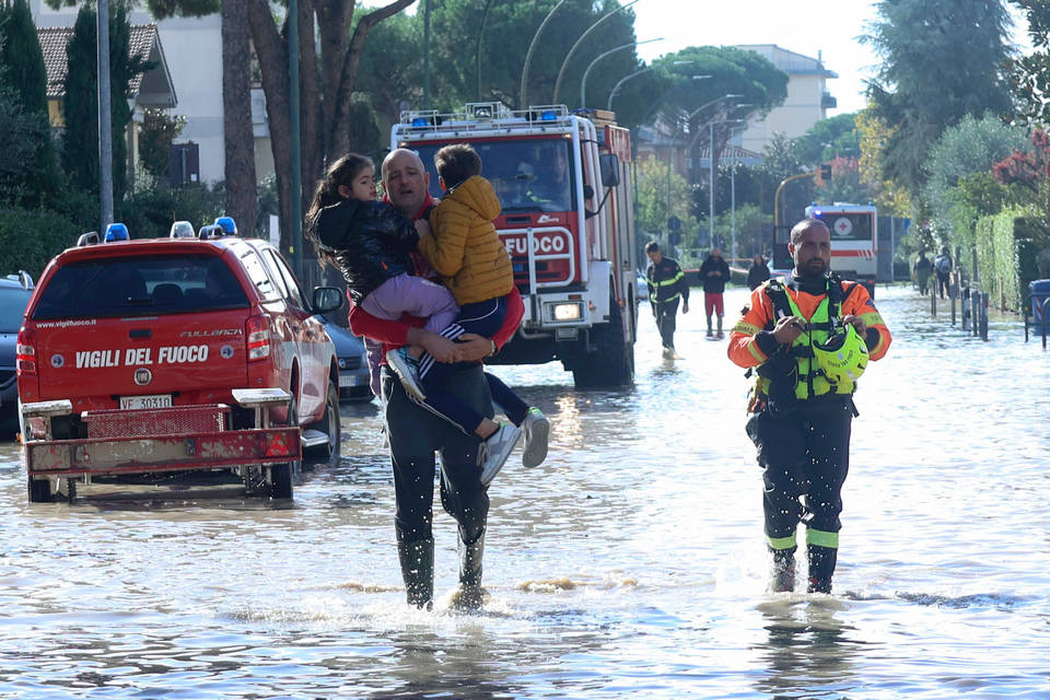 Силна буря в Гърция затвори пристанищата на страната Торнадото на