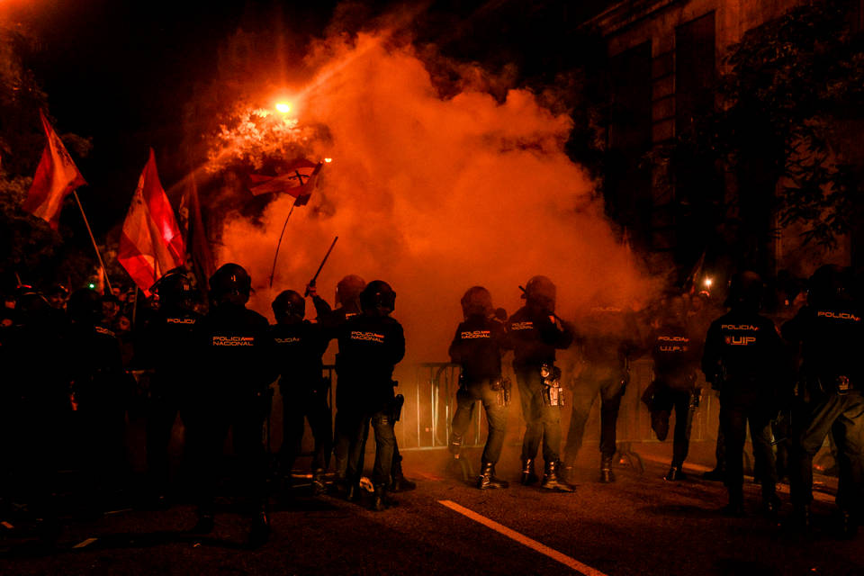 Испанската полиция използва палки срещу близо 4000 протестиращи пред централата