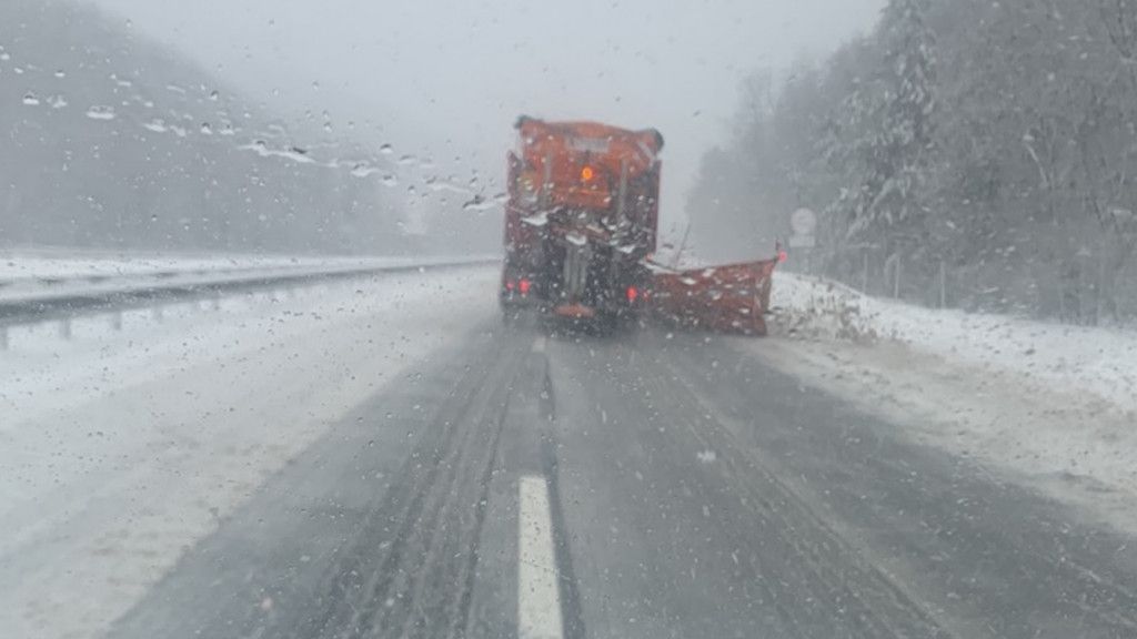 65 машини почистват пътните настилки в районите с натрупана снежна