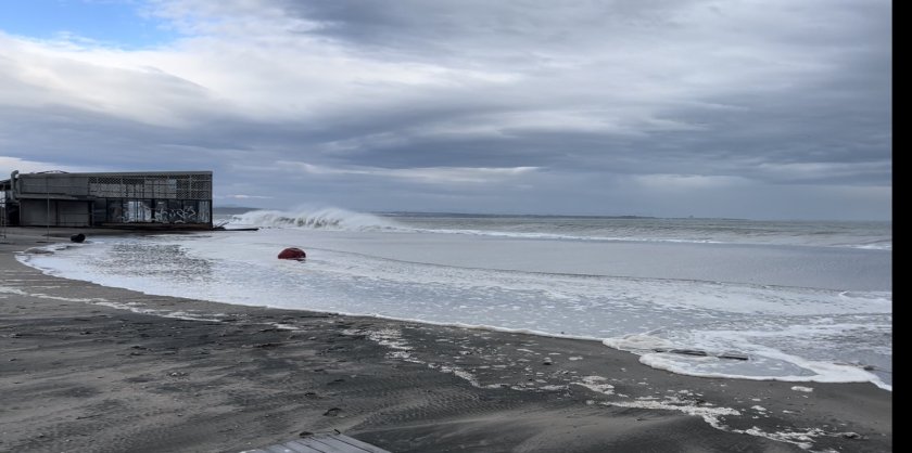 Заради ураганния вятър ивицата на Северния плаж в Бургас е