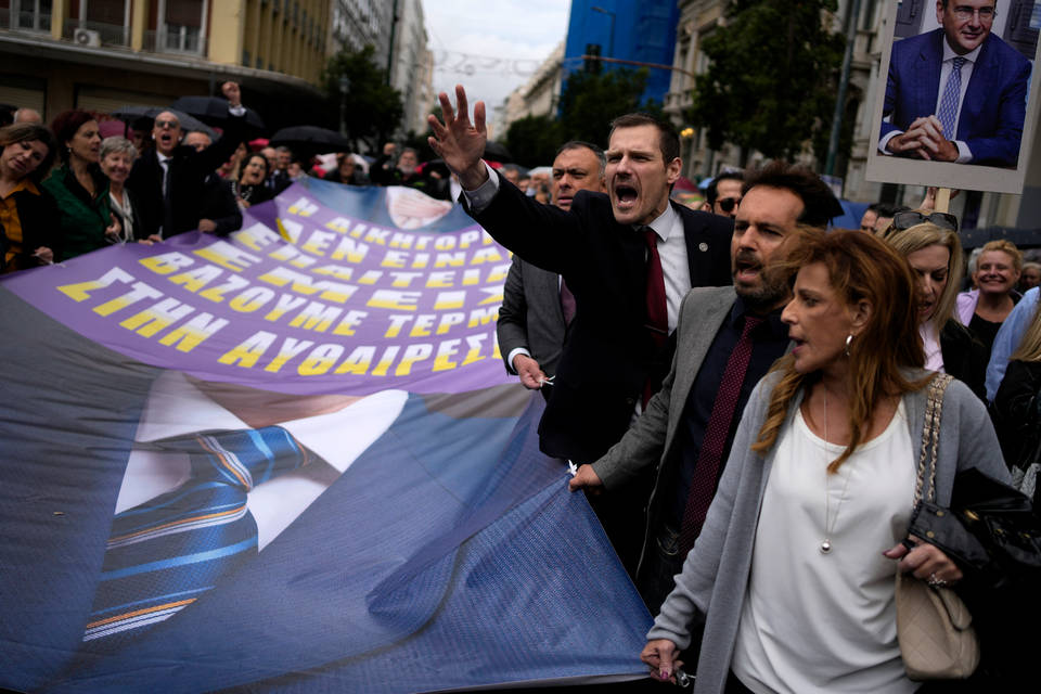 Таксиметровите шофьори в Атина организирани от синдиката си проведоха 24 часова
