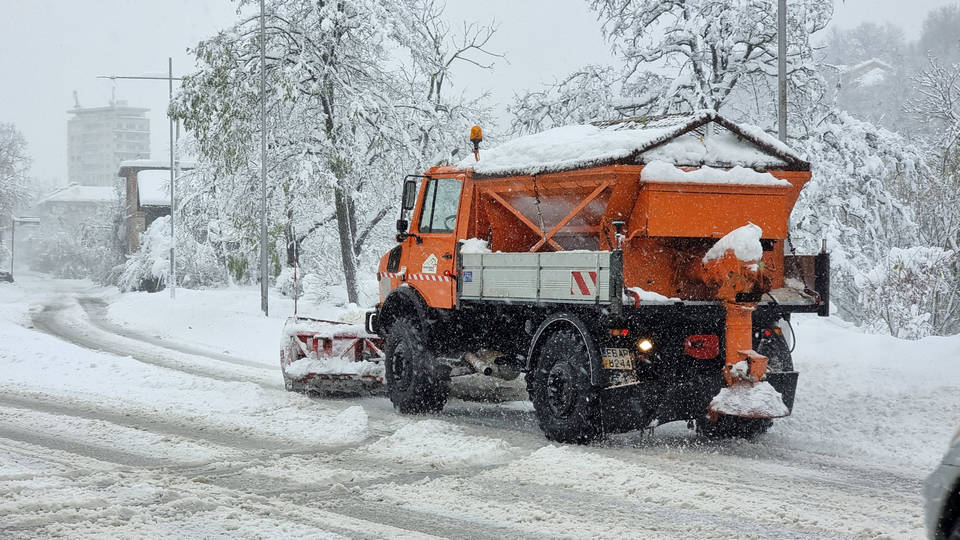 Голяма част от България се оказа в снежна блокада след