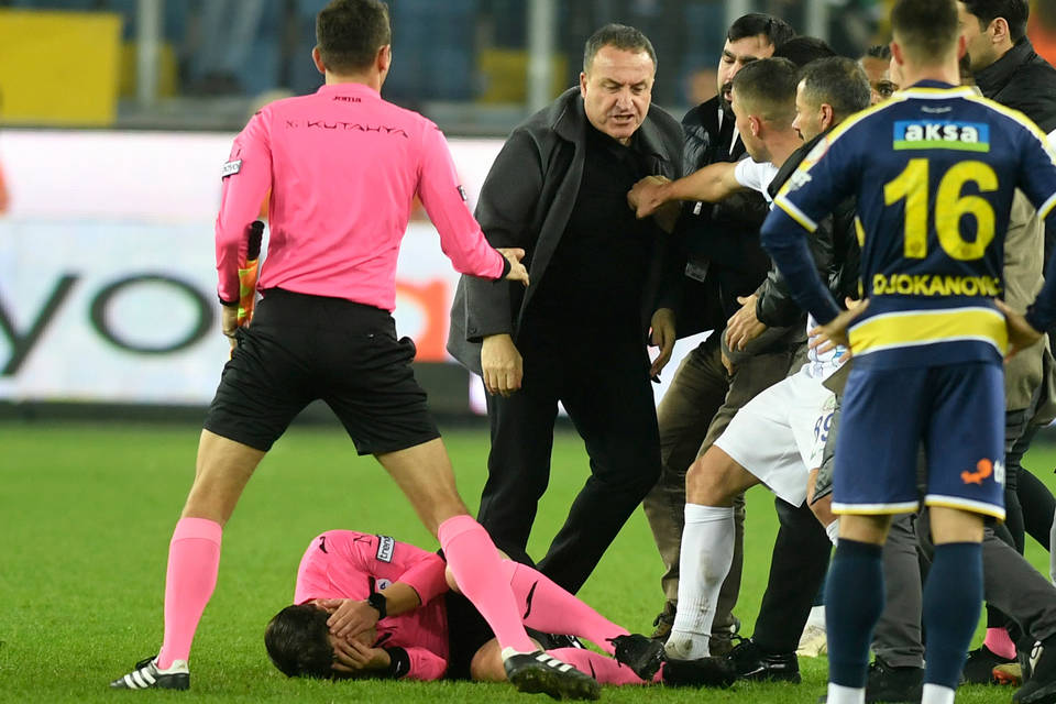 Спряха футбола в Турция заради брутални ексцесии на мач с