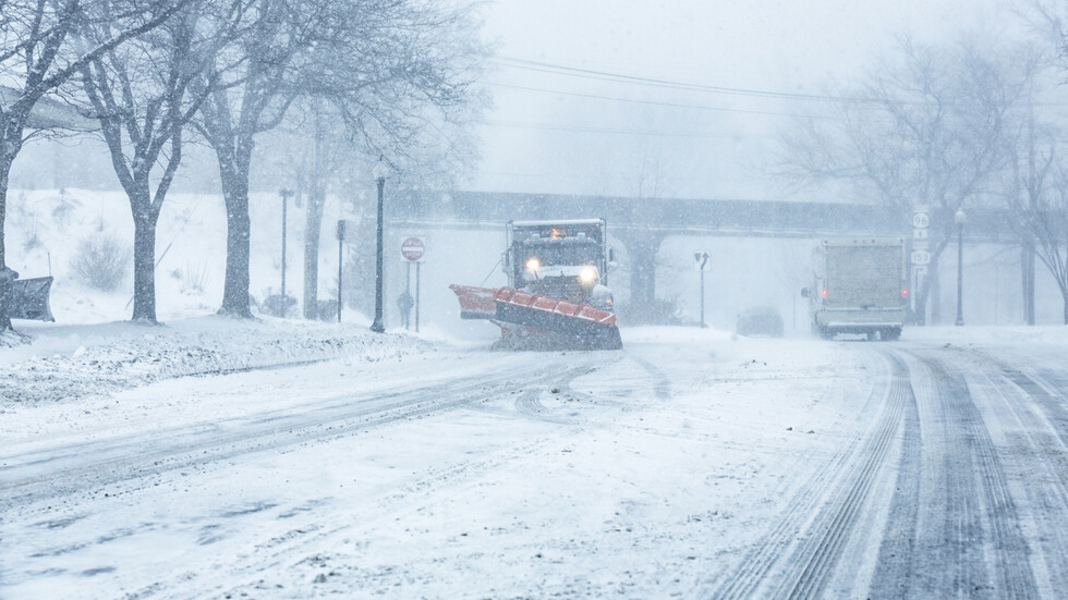 Около 450 снегопочистващи машини обработват пътищата от републиканската пътна мрежа. В
