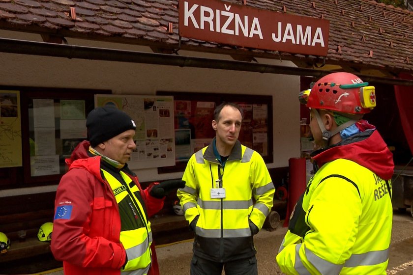 Петима души са блокирани в пещера в Словения след като
