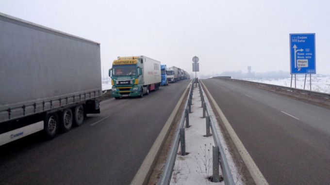 Десетки румънски трактори и камиони блокираха снощи напълно граничния пункт