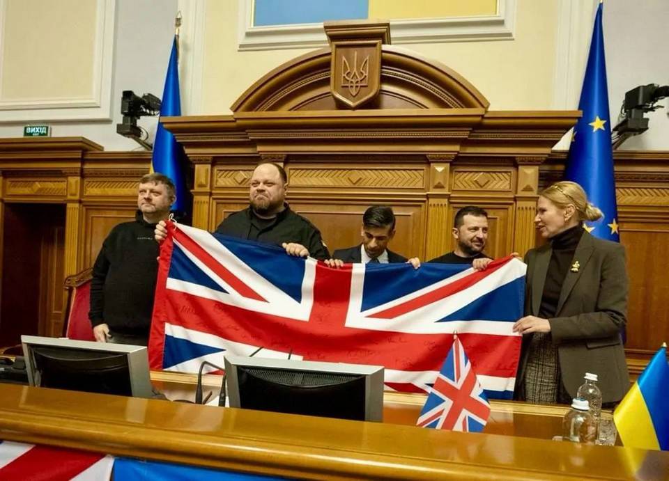 Посещението на британския премиер Риши Сунак в Киев отклони вниманието