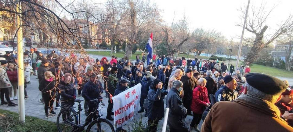 Стотици пловдивчани се събраха вчера в защита на паметника Альоша