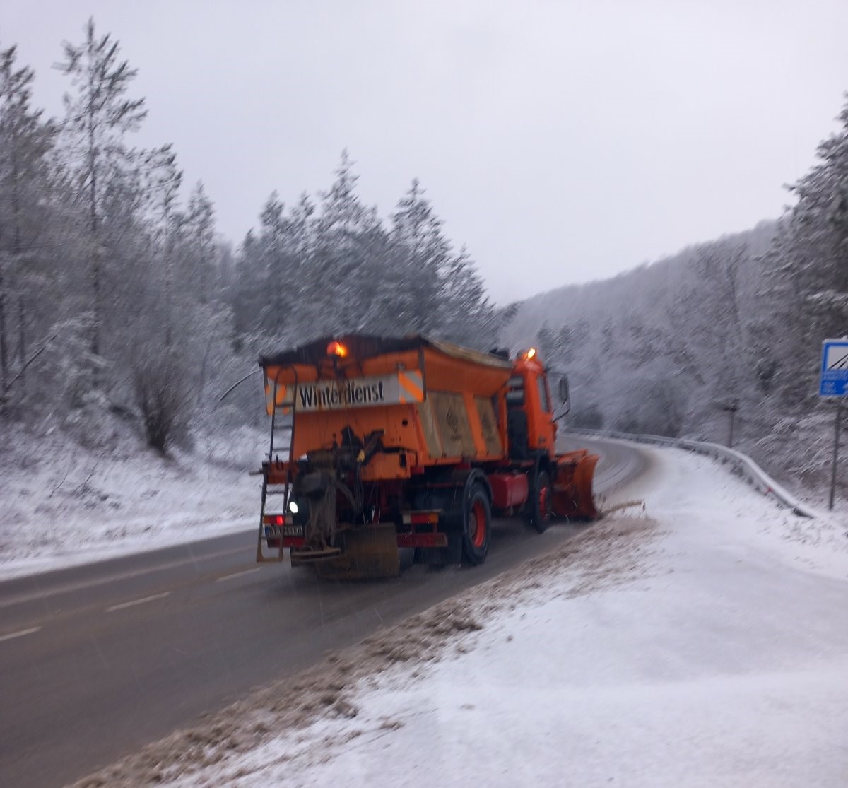 337 снегопочистващи машини  обработват пътищата от републиканската пътна мрежа. В