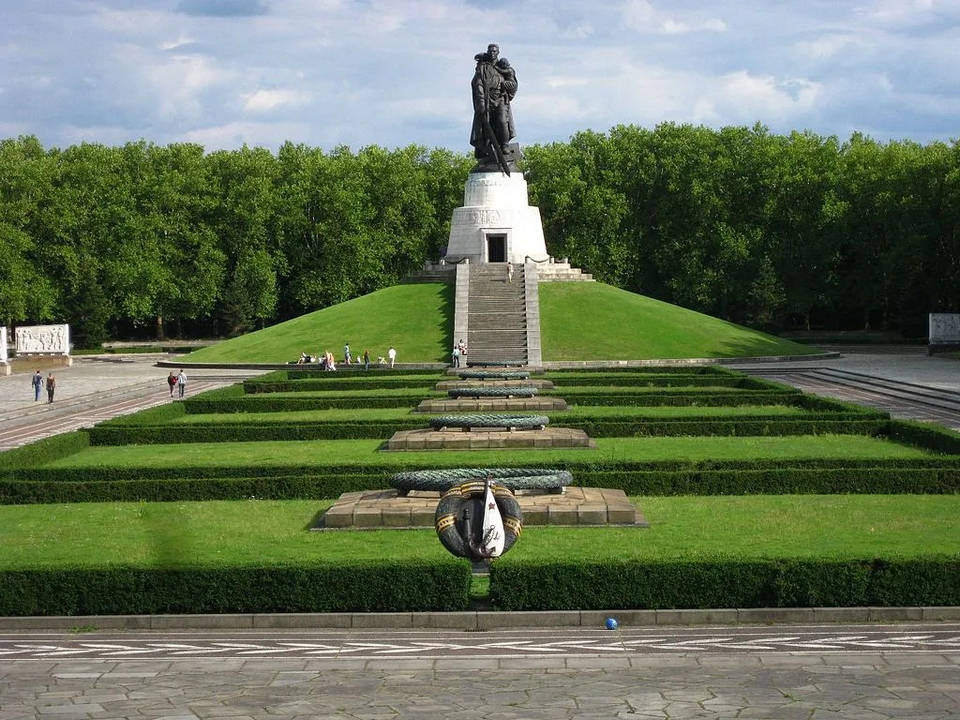 Латвия и Естония а сега и България демонтираха паметници на