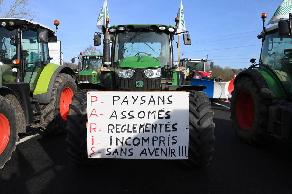 Белгийски земеделци последваха френските си колеги и блокираха пътищата а