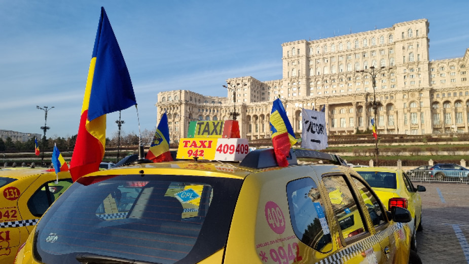 Снимка: Таксиметрови шофьори на протест пред парламента в Букурещ