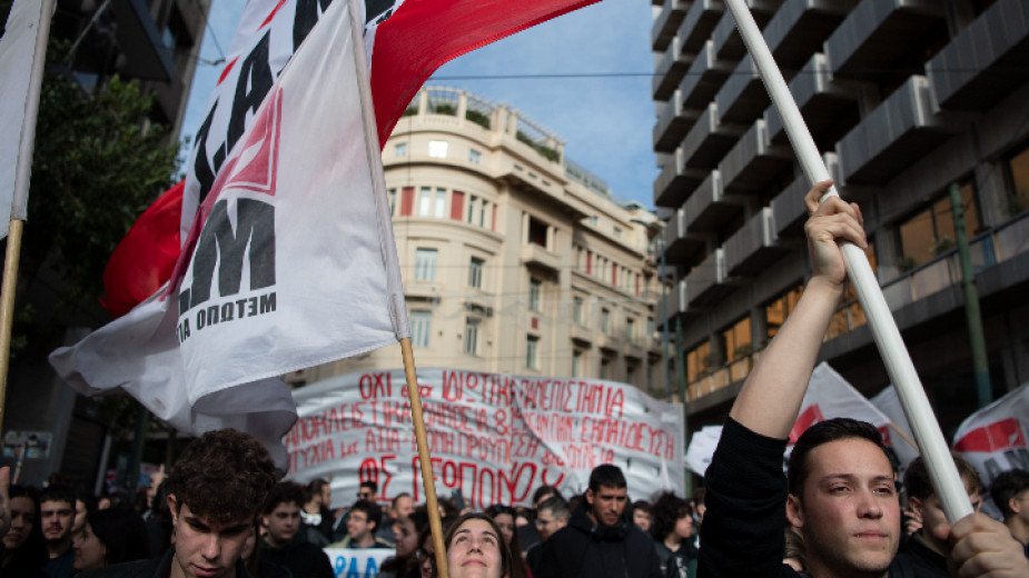 Продължават протестите на гръцките студенти срещу откриване на частни университети.