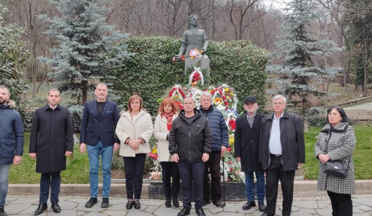 Лидерът на БСП Корнелия Нинова и социалисти отдадоха почит към