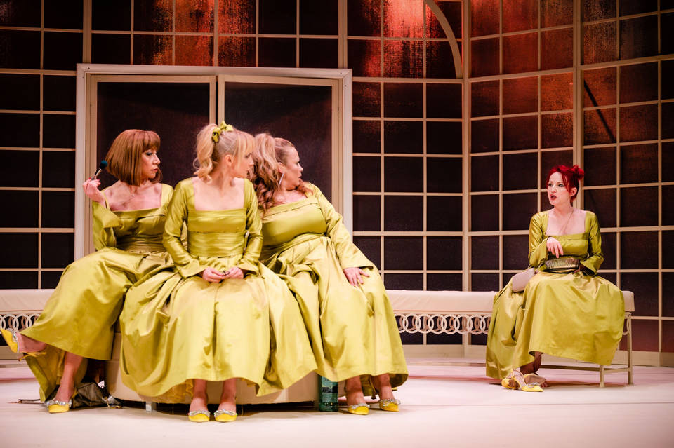 Пет жени в еднакви рокли ще разтърсят сцената на Театър