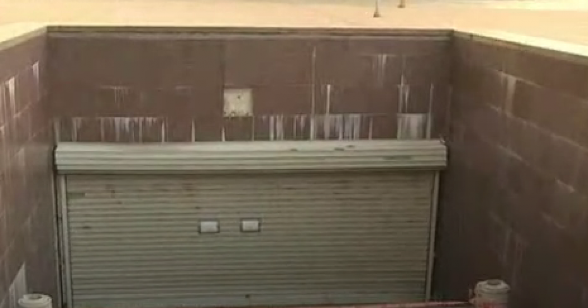 Отлепени мазилка и плочи над подлез в центъра на София