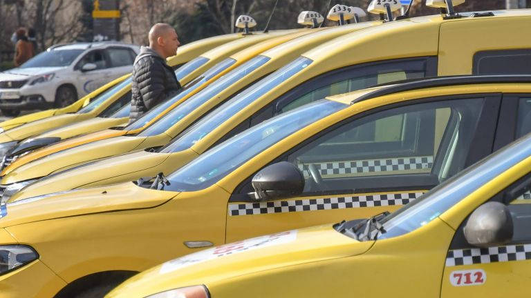 Изискването таксиметровите автомобили да бъдат жълти може да отпадне, след
