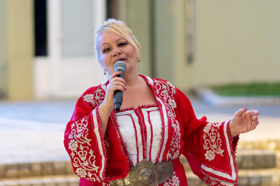 Известната фолклорна певица Ана Мария представя нов вариант на песента