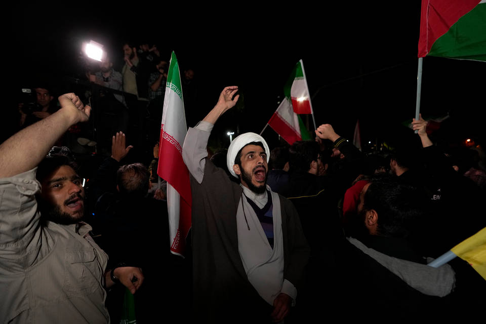 Иран изстреля късно в събота вечер бойни дронове и ракети