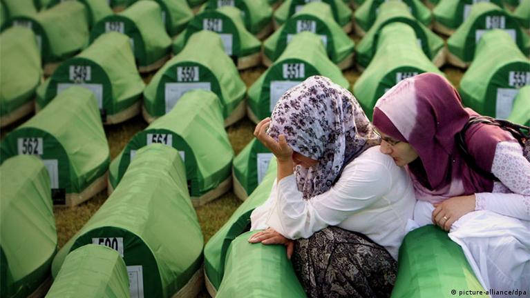Снимка: Геноцидът в Сребреница* скара Скопие и Белград