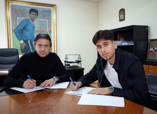 Снимка: Младок подписа нов договор с Левски