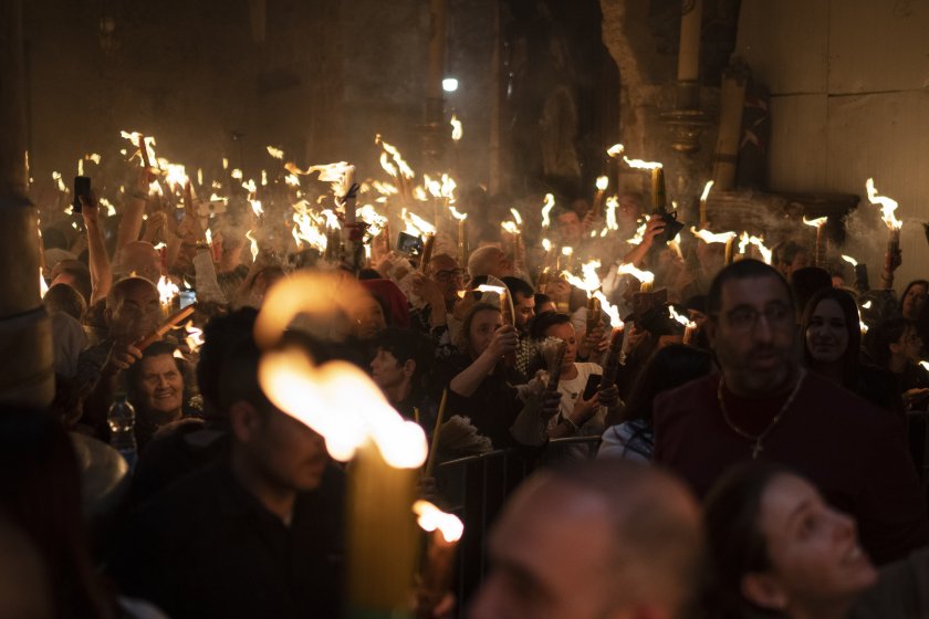 Благодатният огън слезе в Йерусалим в църквата на Божи гроб