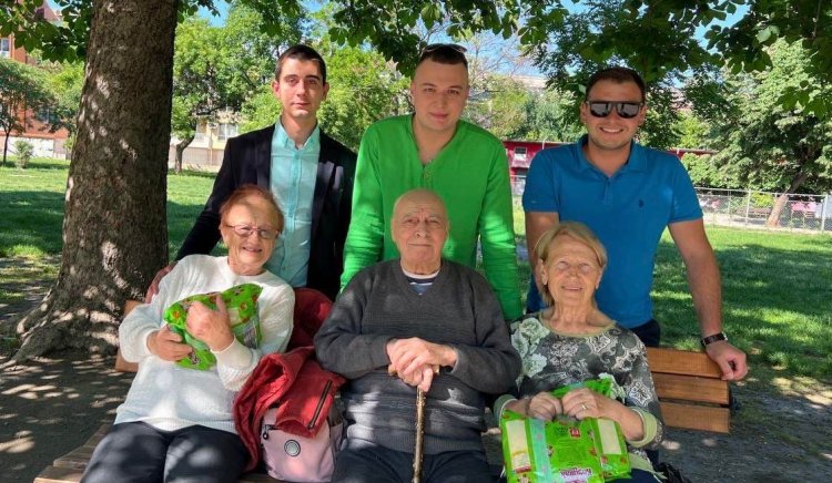 Социалистите в Пловдив подкрепиха на празника възрастни хора като дариха