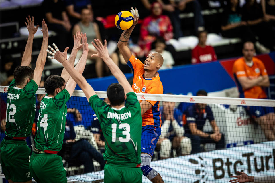 Националният отбор на България по волейбол е на 14 а позиция