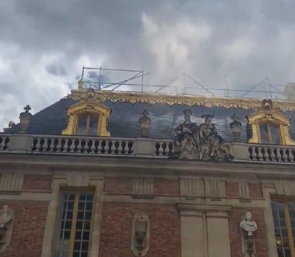 Пожар избухна във Версайския дворец в Париж който наложи евакуация