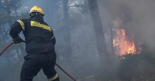 Голям пожар на остров Пафос в Кипър Пожарните екипи  се