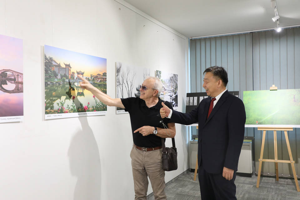 Изложба на снимки и картини изобразяващи китайски градини бе представена