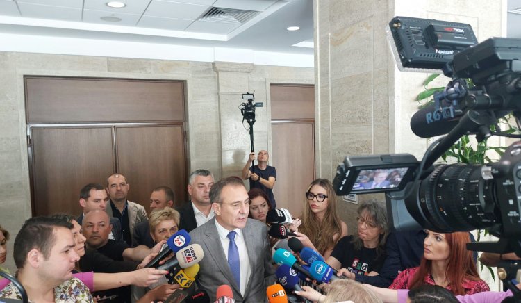 Парламентарната група на БСП за България внася днес две проекторешения