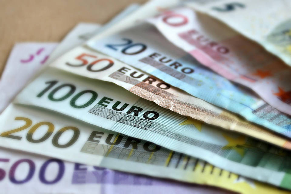 Европейската комисия съобщи че осигурява близо три милиарда евро за