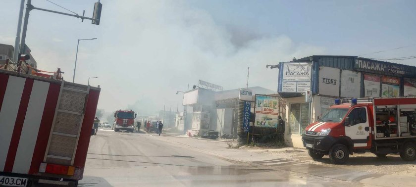 Във Варна избухна голям пожар който привлече вниманието на жителите