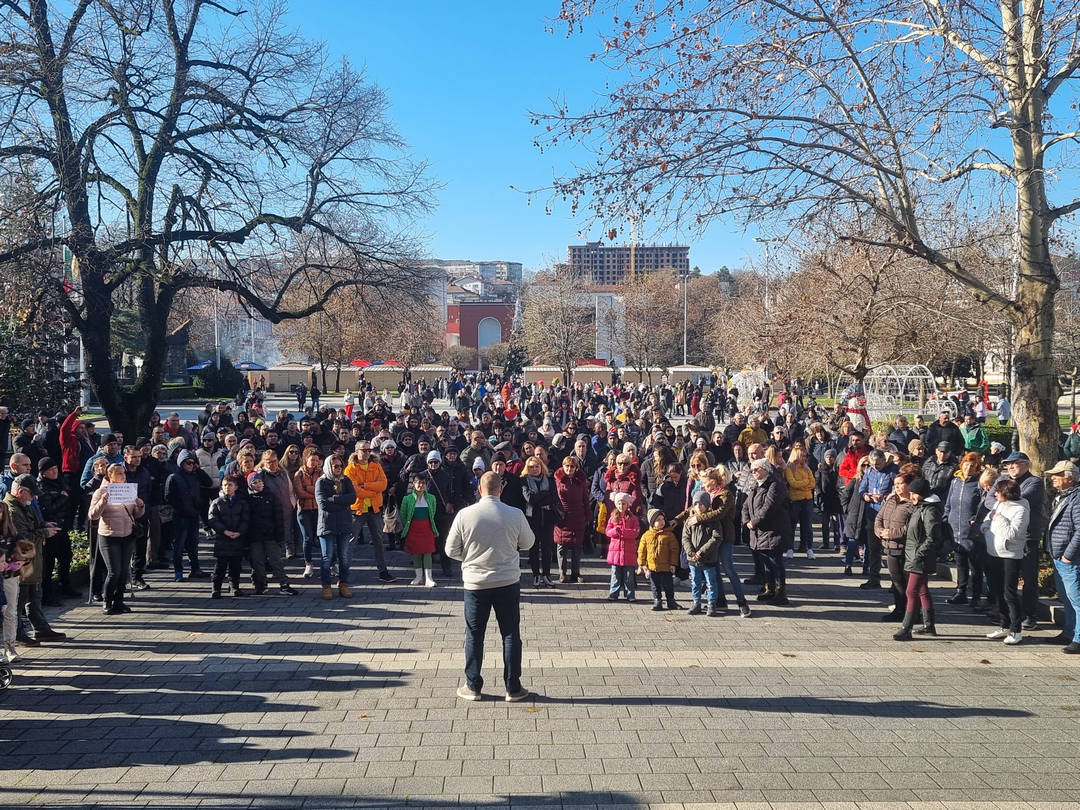 Жители на Плевен се събраха на протест на централния площад