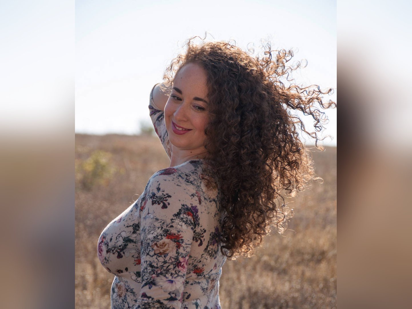 ЕВЕЛИНА ТОДОРОВА е родена в София Завършва Италианския лицей а