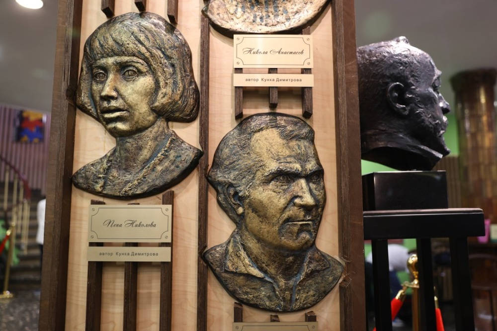 Барелефи на актьорите Григор Вачков и Пепа Николова бяха поставени